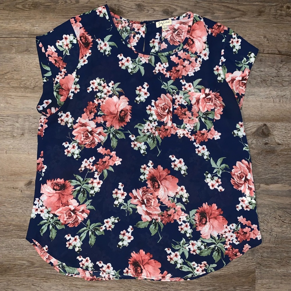 📦NWOT LILY WHITE SHIRT 💗